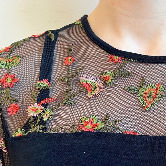 Kim and Cami Embroidered Mesh Bell Sleeve Black Jersey Top Medium - NWOT - Picture 3 of 6